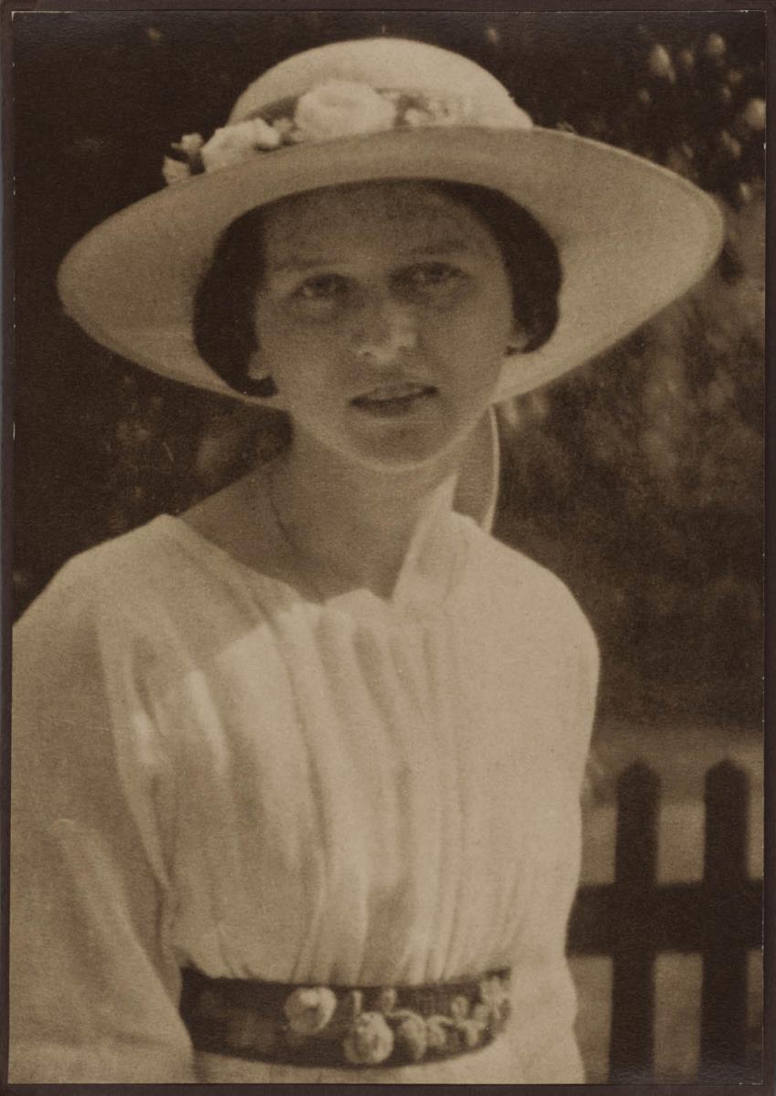 Portrait einer jungen Frau mit Hut