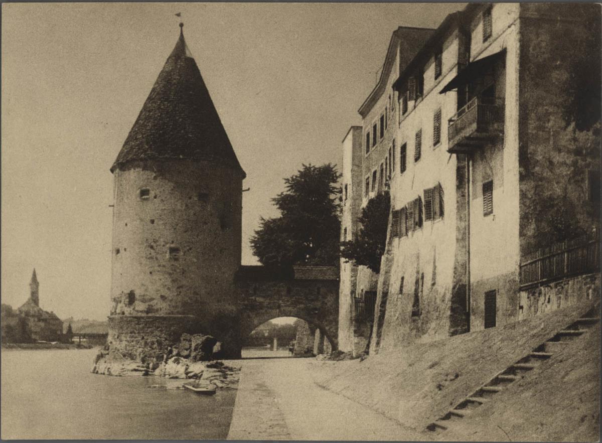 Mittelalterlicher Turm am Fluß