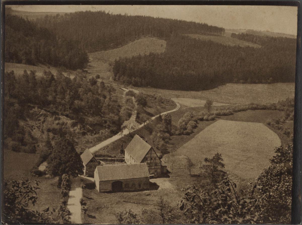 Gehöft in Hügellandschaft