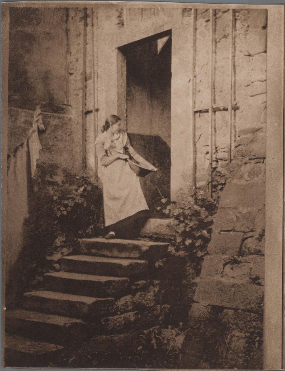 Frau mit Zuber auf Treppe