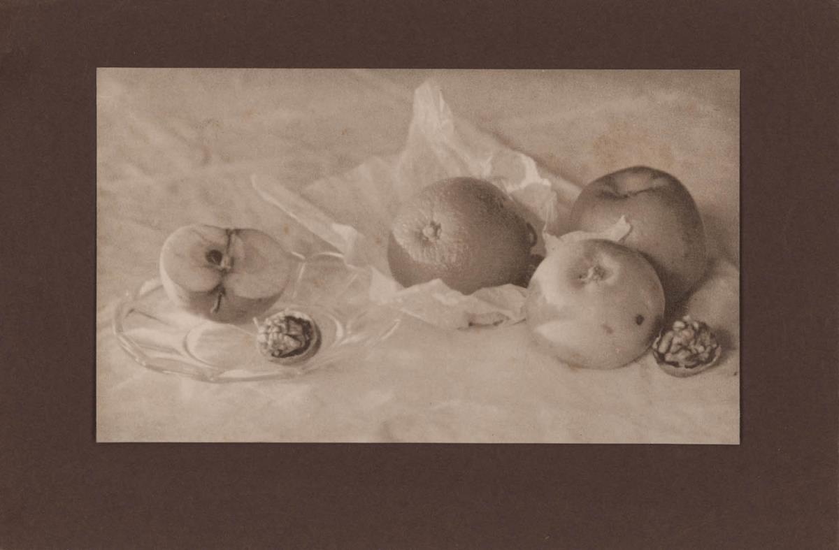 Stillleben mit Äpfeln, Zitrusfrucht und Nuss