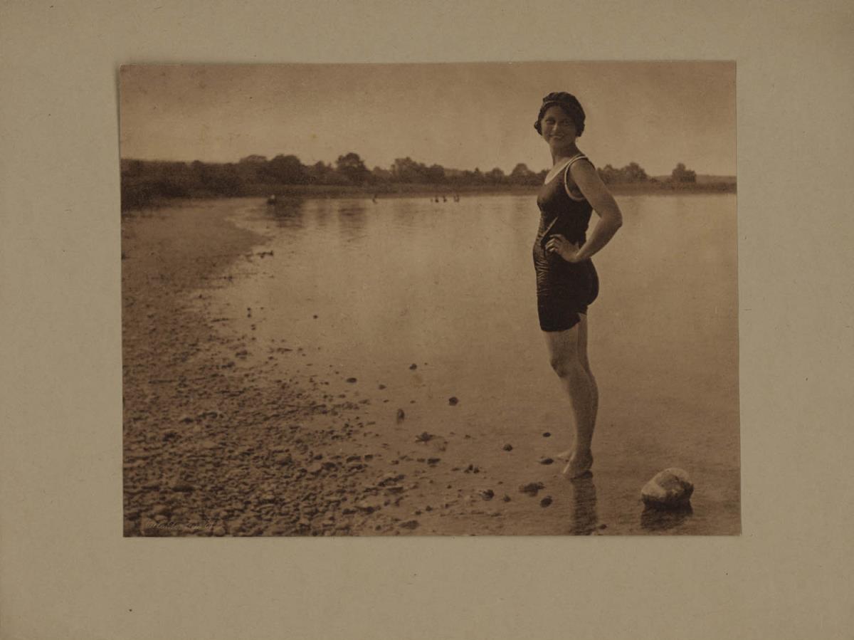Junge Frau beim Baden