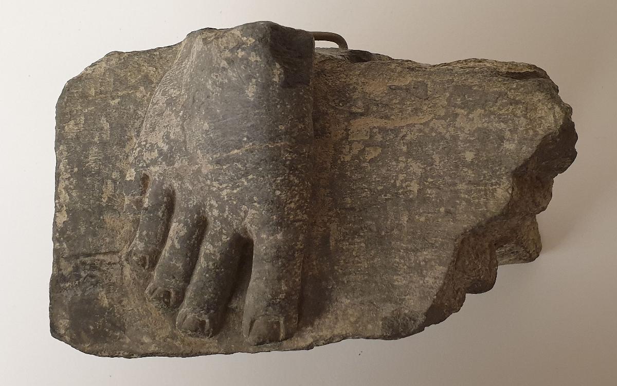 Fuß eines stehenden Buddha (Fragment).
Sockelrelief: Verehrungsszene