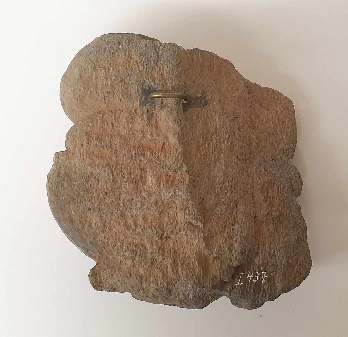Sitzender Buddha (Fragment) auf großem Lotos mit kleiner Gestalt eines knieenden Adoranten