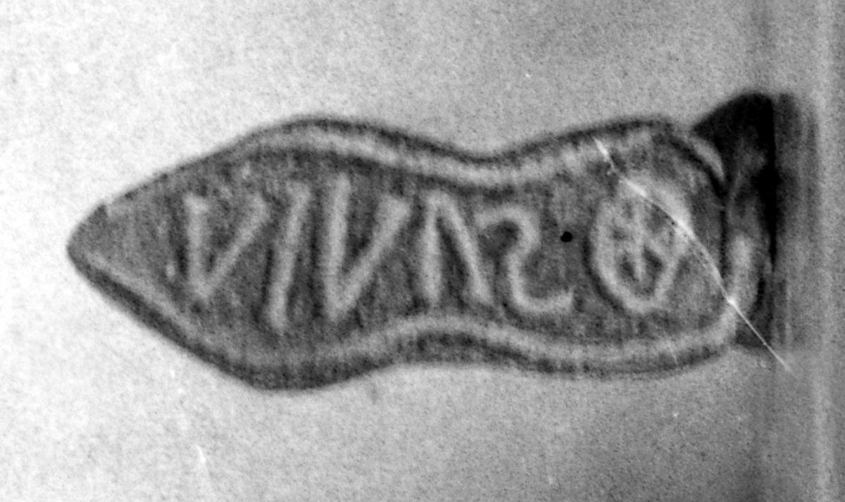 "Ring in Form einer Fußsohle, mit der Inschrift VIVAS und einem ... daneben" (Stempel mit lateinischer Inschrift und Christogramm)