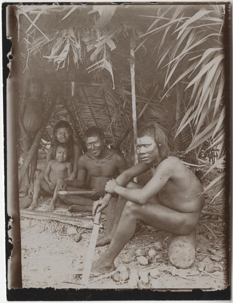 Kayapó im Inneren der Hütte von Bepjotí
