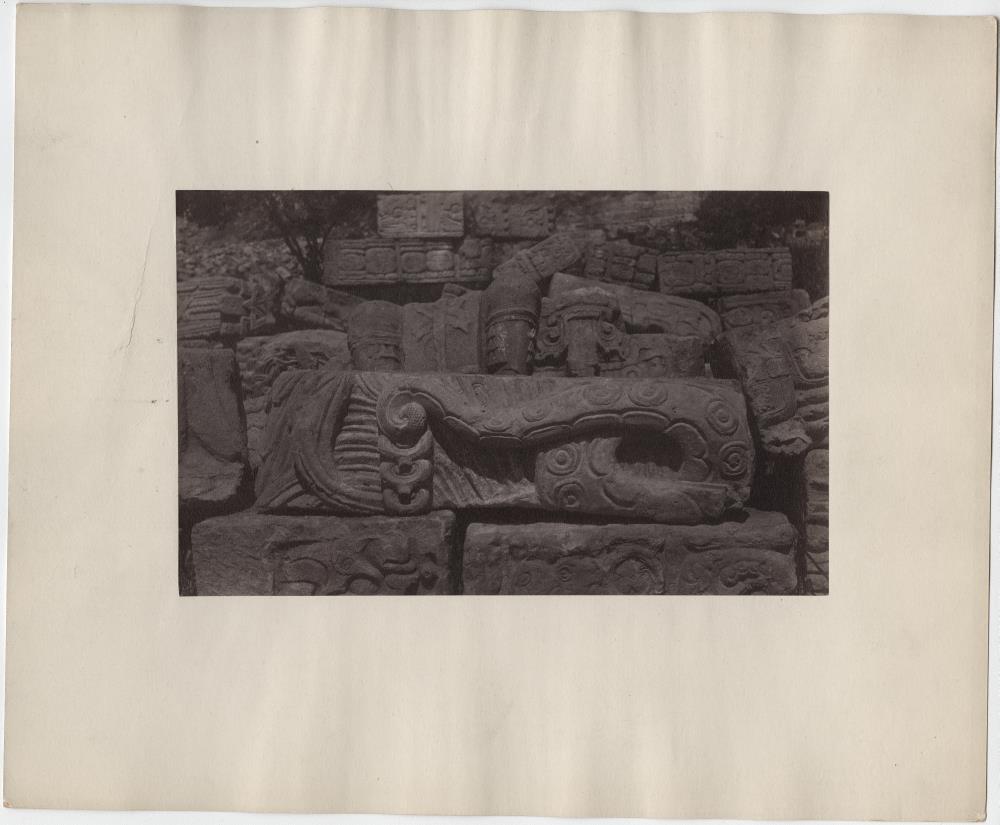 Skulpturen von der Westseite des Mound 26.