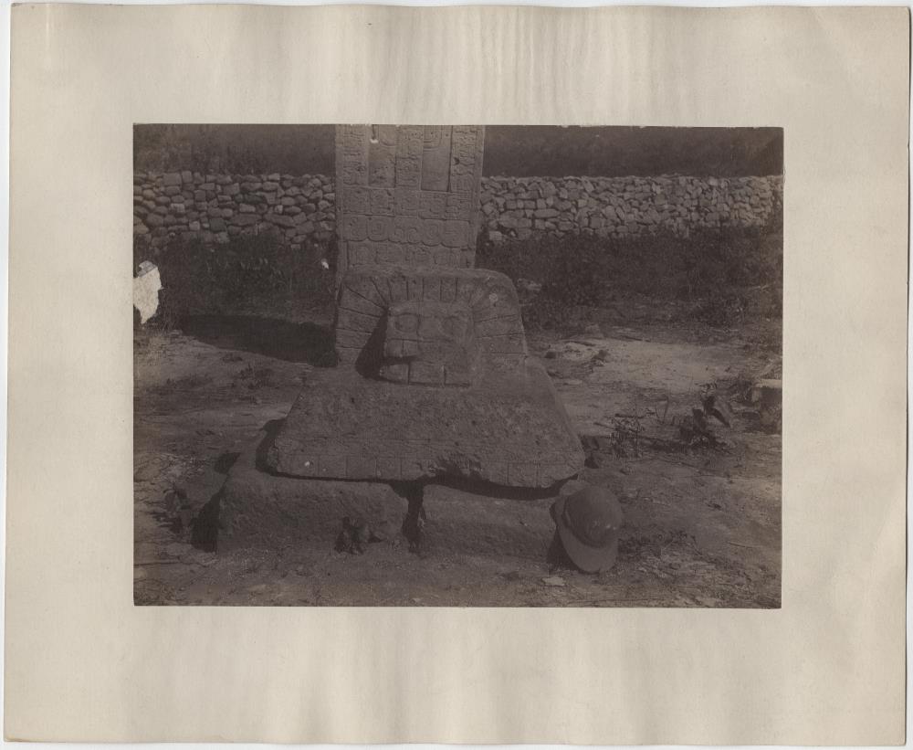 Altar der Stele I, Westseite. ("Links die gewöhnliche Hand.")