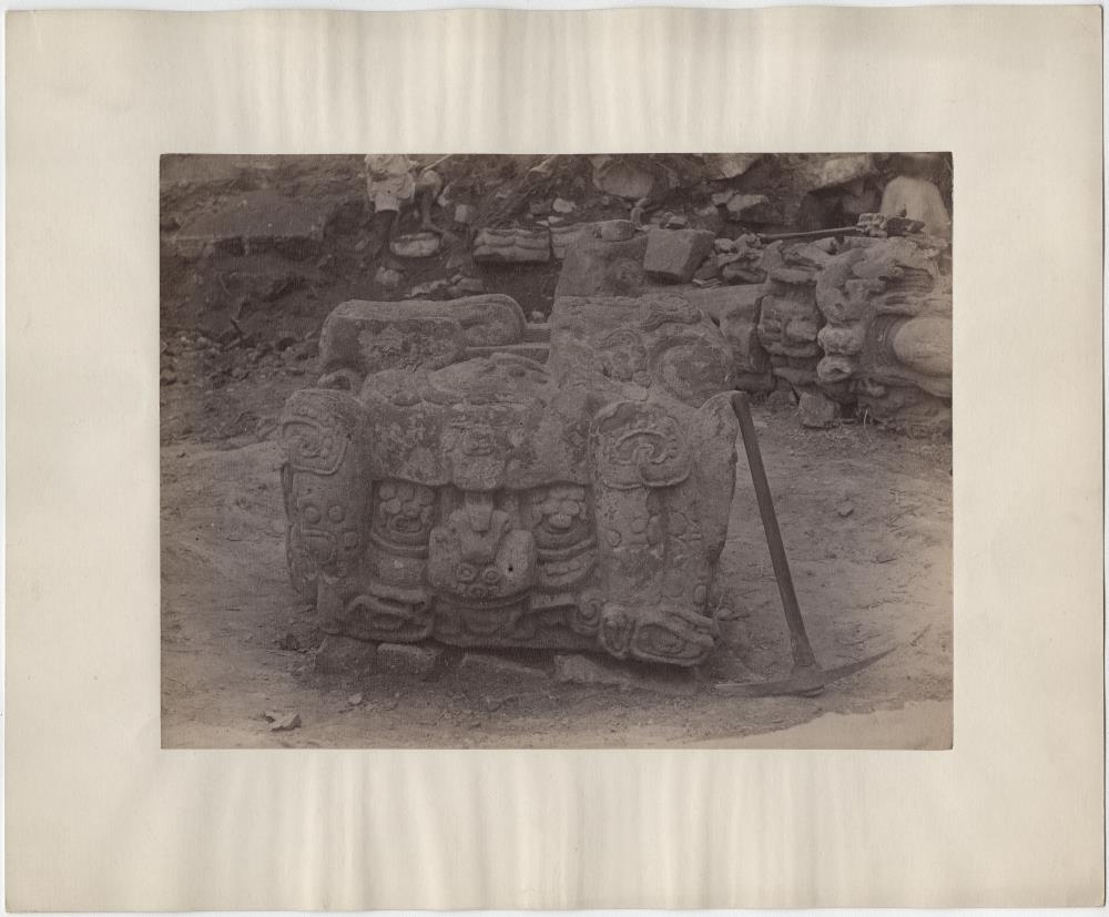 Altar der Stele M. Westseite.