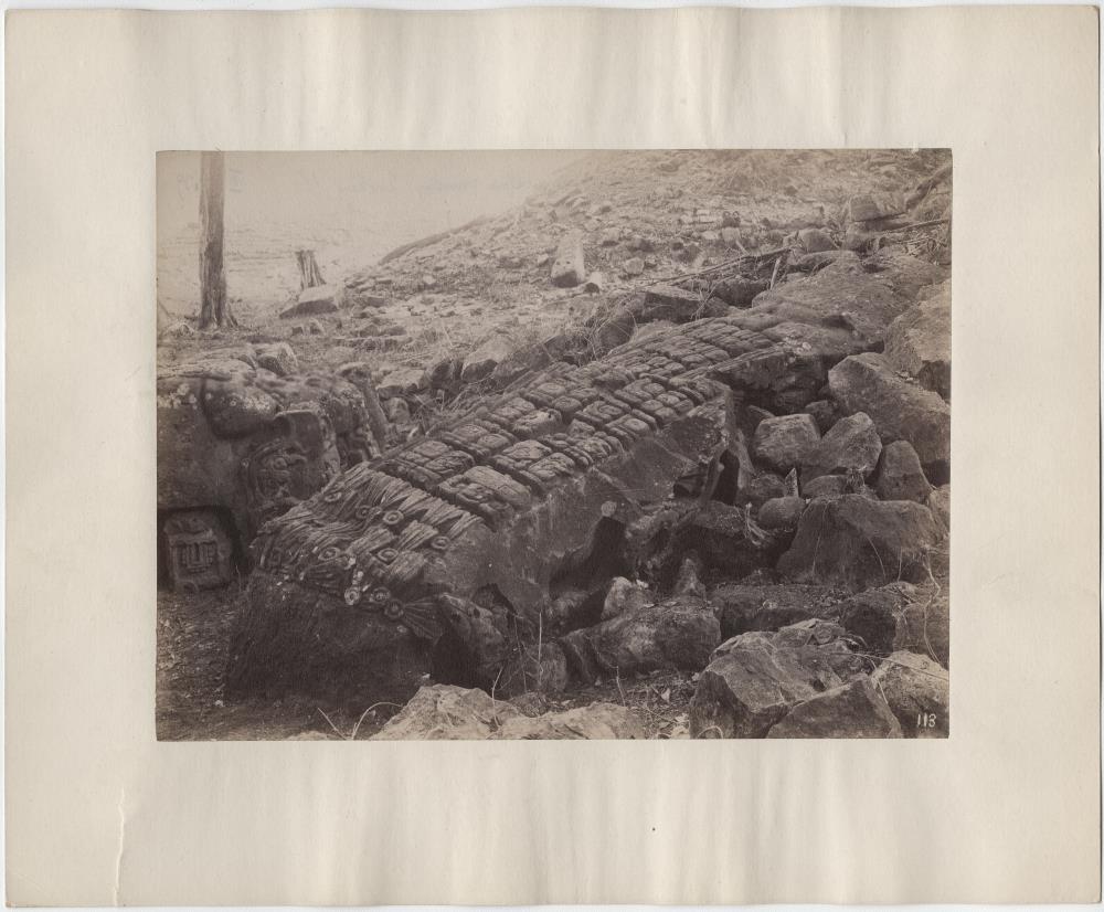Rückseite der Stele M vor Veränderung der Lage. Blick nach Norden.