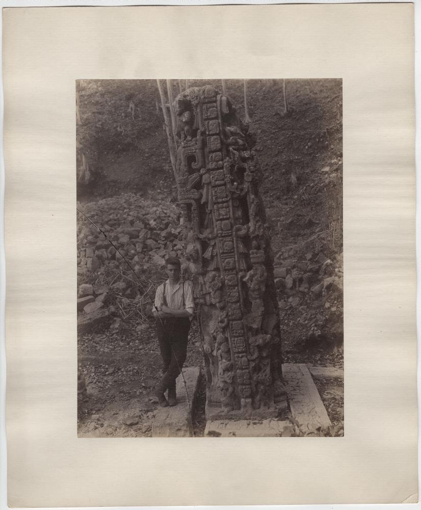 Stele N. Westseite. (Mit Expeditionsmitglied.)