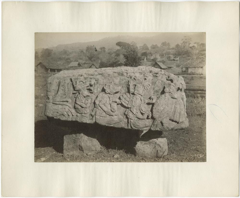 Altar T, Südostseite (Westseite?). Das Dorf Copán im Hintergrund.