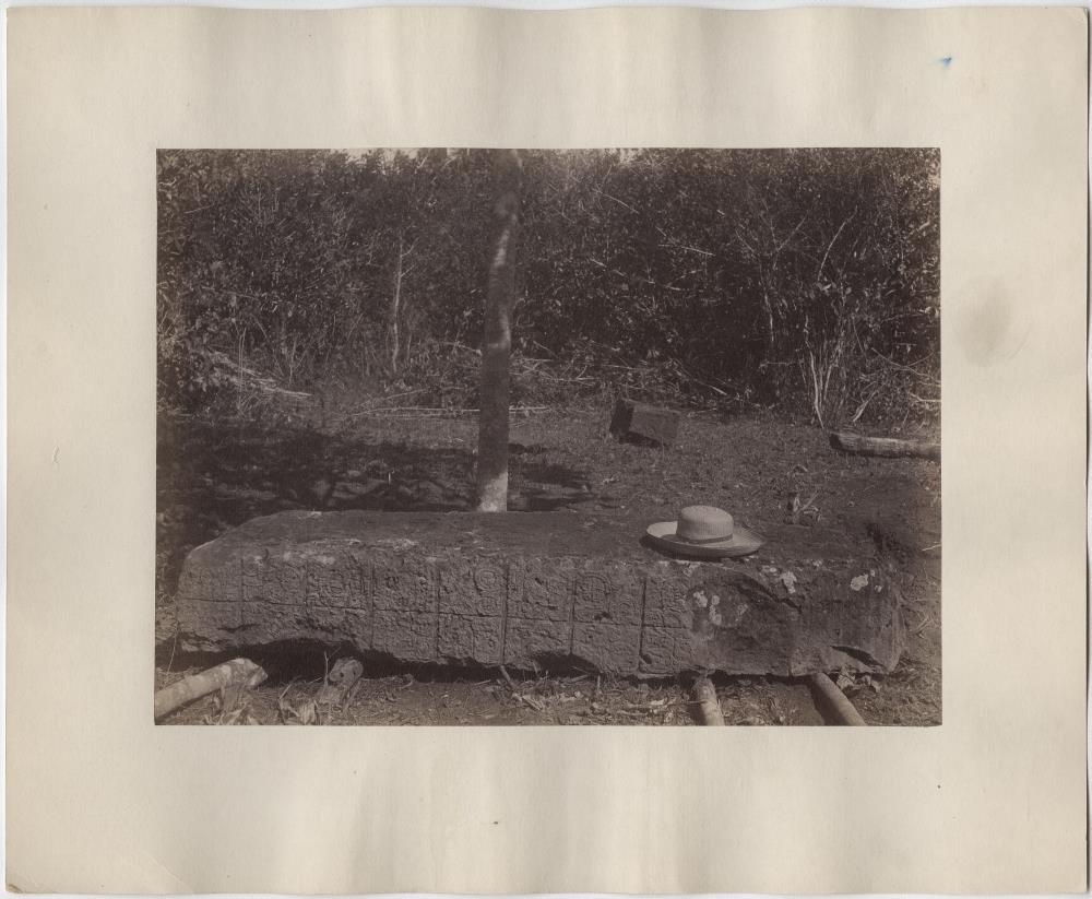 Stele 9, Südwestseite.