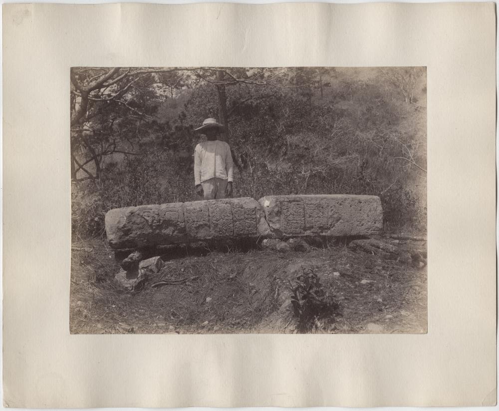Stele 10. Einheimischer Junge dahinter stehend. (Westlicher "Piedra Pintada")