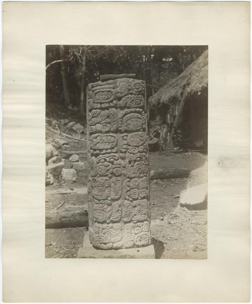 Zylindrische Stele 11, Rückseite. ("1. Zeile links: 10 ahan. 2. Zeile links: die gewöhnliche Hand.")