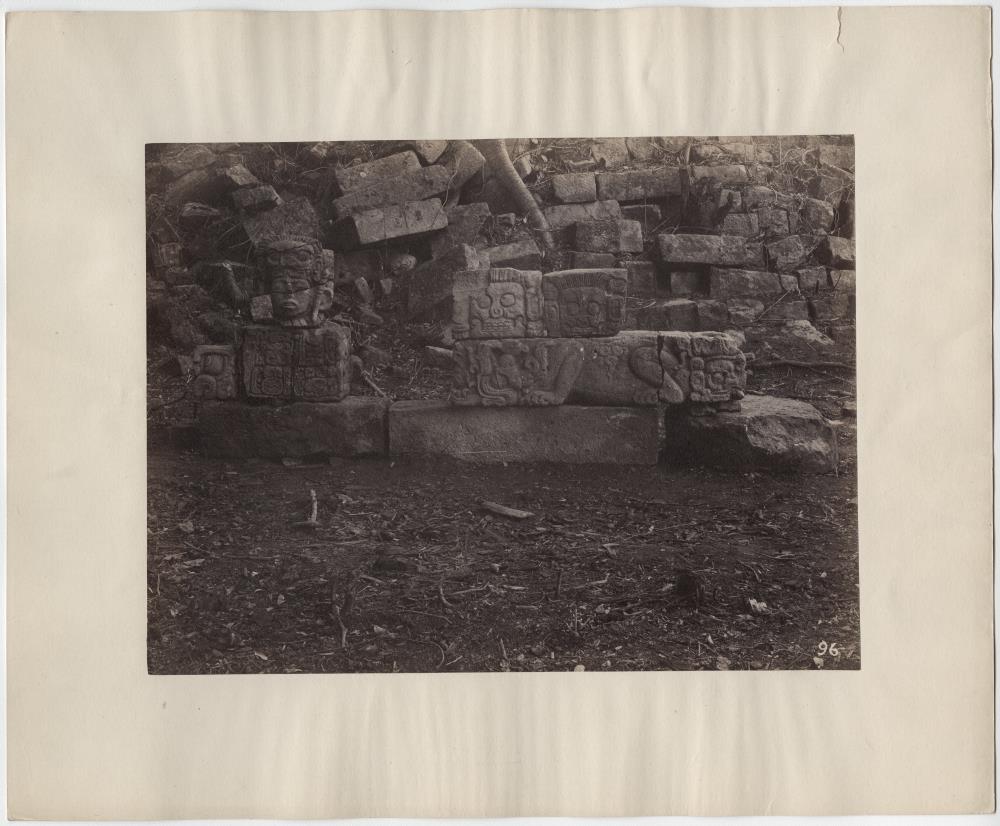 Skulpturen und reliefierte Steine am Ostfuß des Mound 7.