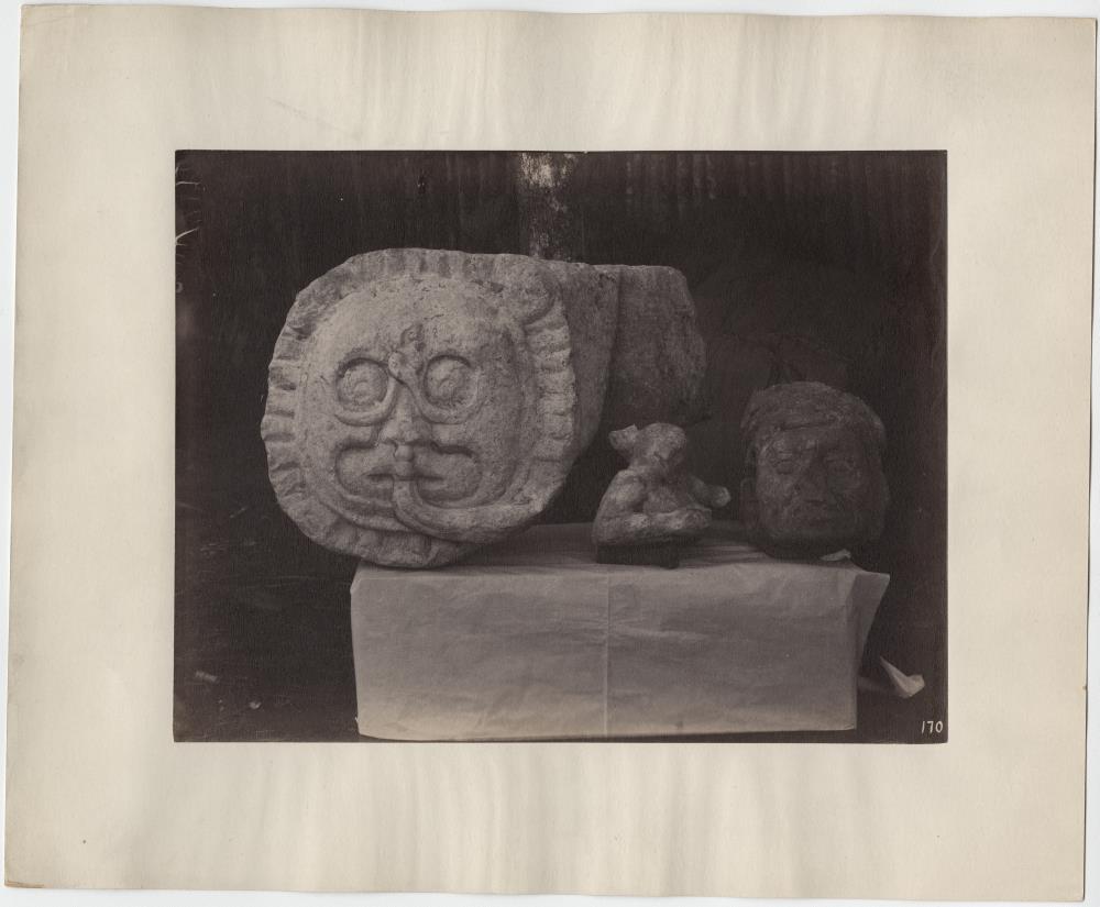 Drei Skulpturen aus der Gegend zwischen Mound 21 und 22.