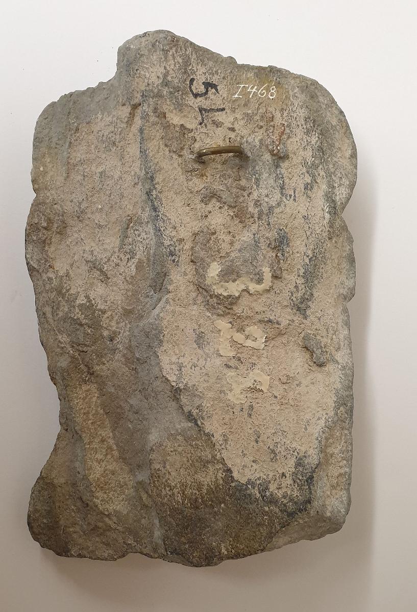 Unterkörper/rechtes Knie eines sitzenden Buddha auf Thron mit Vorhangmotiv (Fragment). Sockelrelief: Knieender Adorant vor Feuerständer
