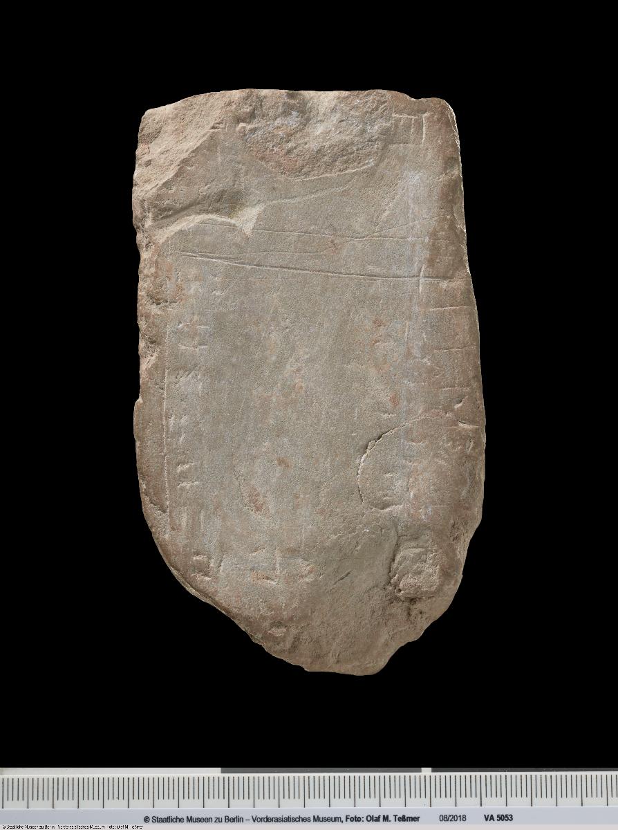 Bruchstück mit Inschrift des Irisum