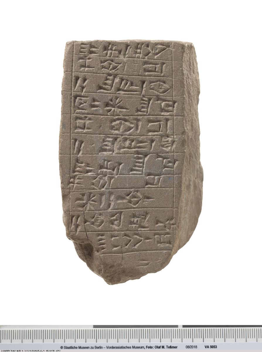 Bruchstück mit Inschrift des Irisum