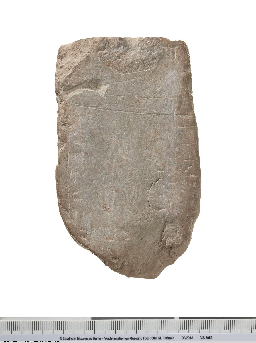 Bruchstück mit Inschrift des Irisum