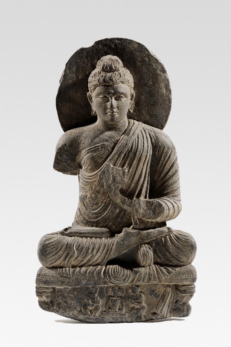 Sitzender Buddha in Lehrgeste (dharmachakra-mudra) auf Löwenthron mit Vorhangmotiv (Fragment). Sockelrelief: Verehrungsszene mit meditierendem Buddha und zwei Adoranten (Fragment).