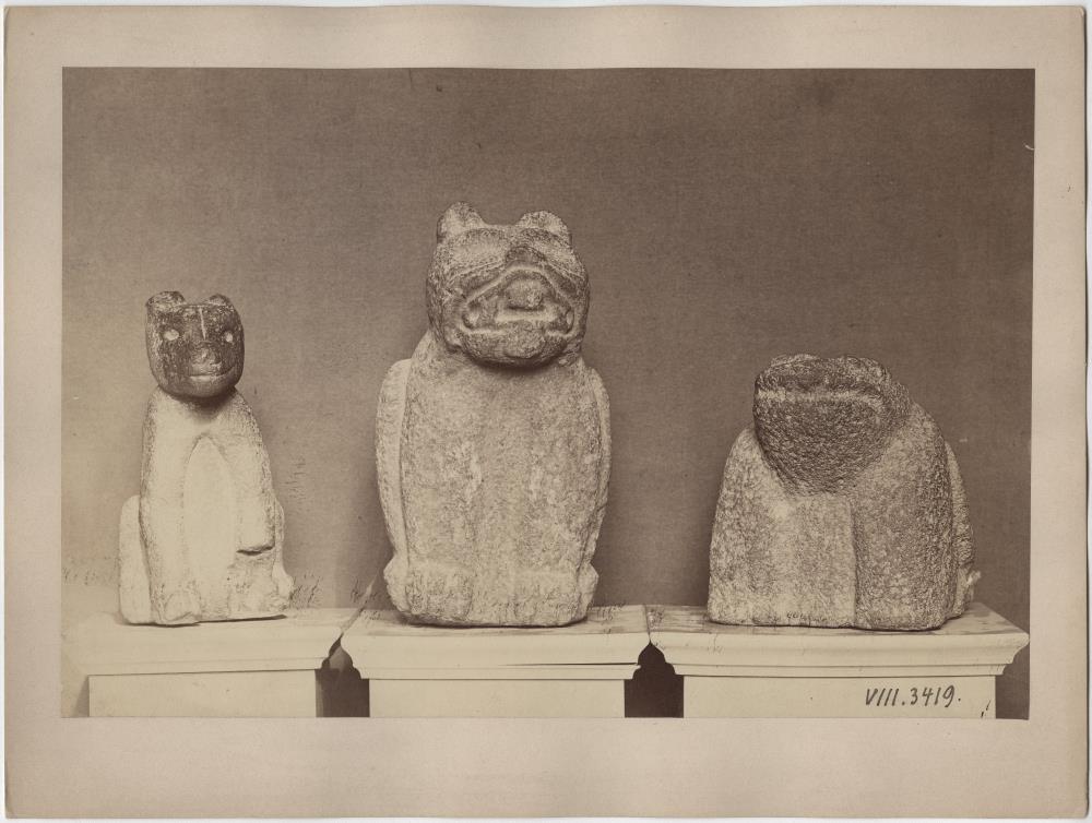 Drei Steinskulpturen aus der Sammlung Uhde: links: Coyote. 31,5 cm, Breite: 15,5 cm, Tiefe: 19 cm. Mitte Jaguar, rechts : Frosch