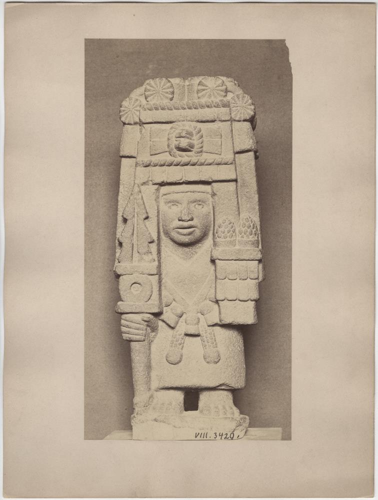 Große Steinfigur der Maisgöttin aus der Sammlung Uhde, mit chicauaztli in der Rechten, Maiskolben in der Linken. Höhe: 68 cm, Breite: 27 cm, Tiefe: 14 cm