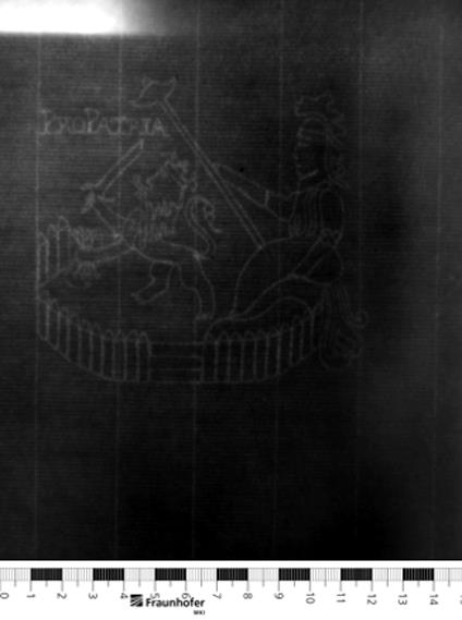 Palastruine mit romanischer Arkatur, Westfassade einer mittelalterlichen Kirche mit Ecktürmen und Lanzettfenstern, figurengeschmückte Kirchenwand, Konsolfigur des St. Michael als Drachentöter und Portal