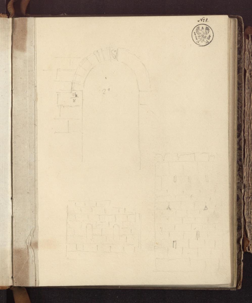 Ein Bogen & Ein Mauerstück & Ein Turm in Quadermauerwerk