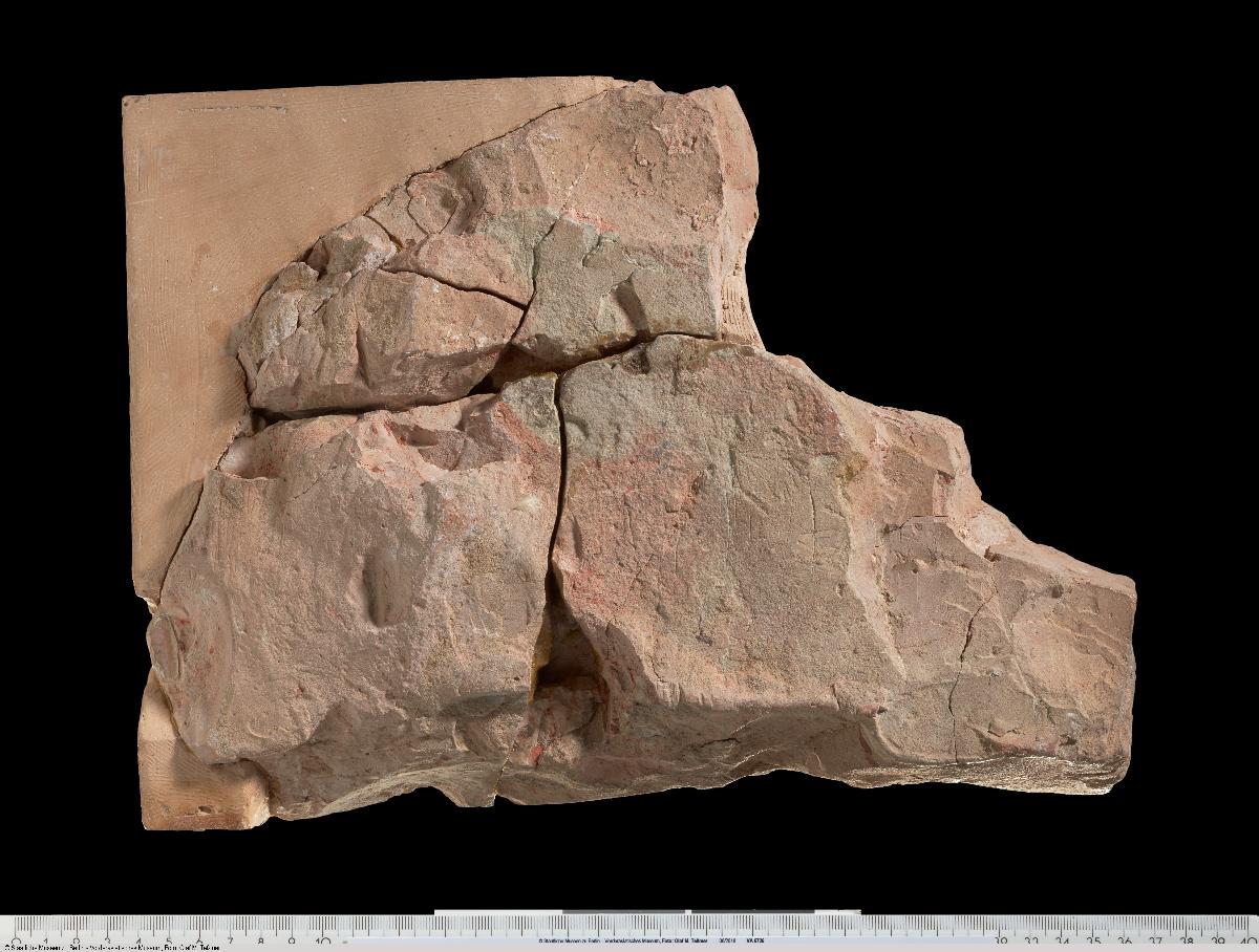 Bruchstück eines Reliefs mit Götteranbetung