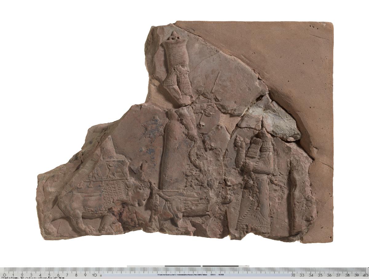 Bruchstück eines Reliefs mit Götteranbetung
