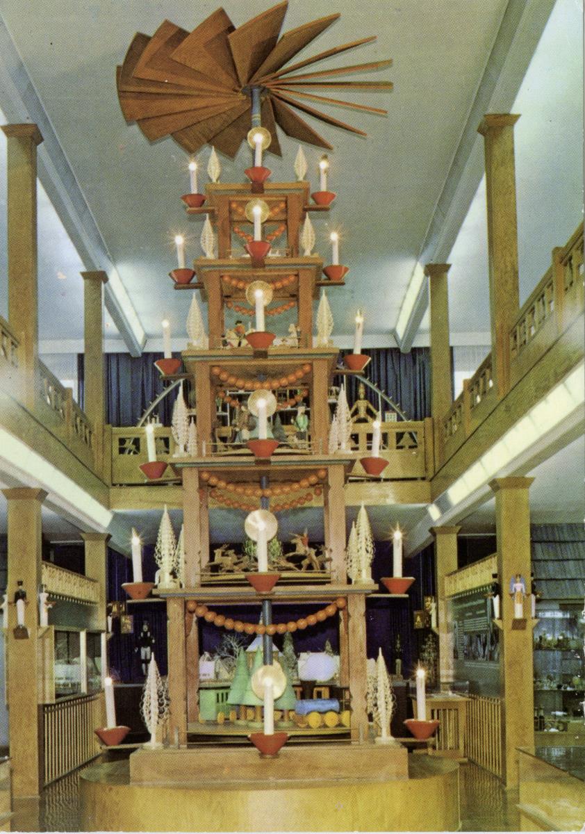 Seiffen / Erzgeb. (Kr. Marienberg) staatlich anerkannter Erholungsort. Erzgebirgisches Spielzeugmuseum 6m hohe Pyramide
