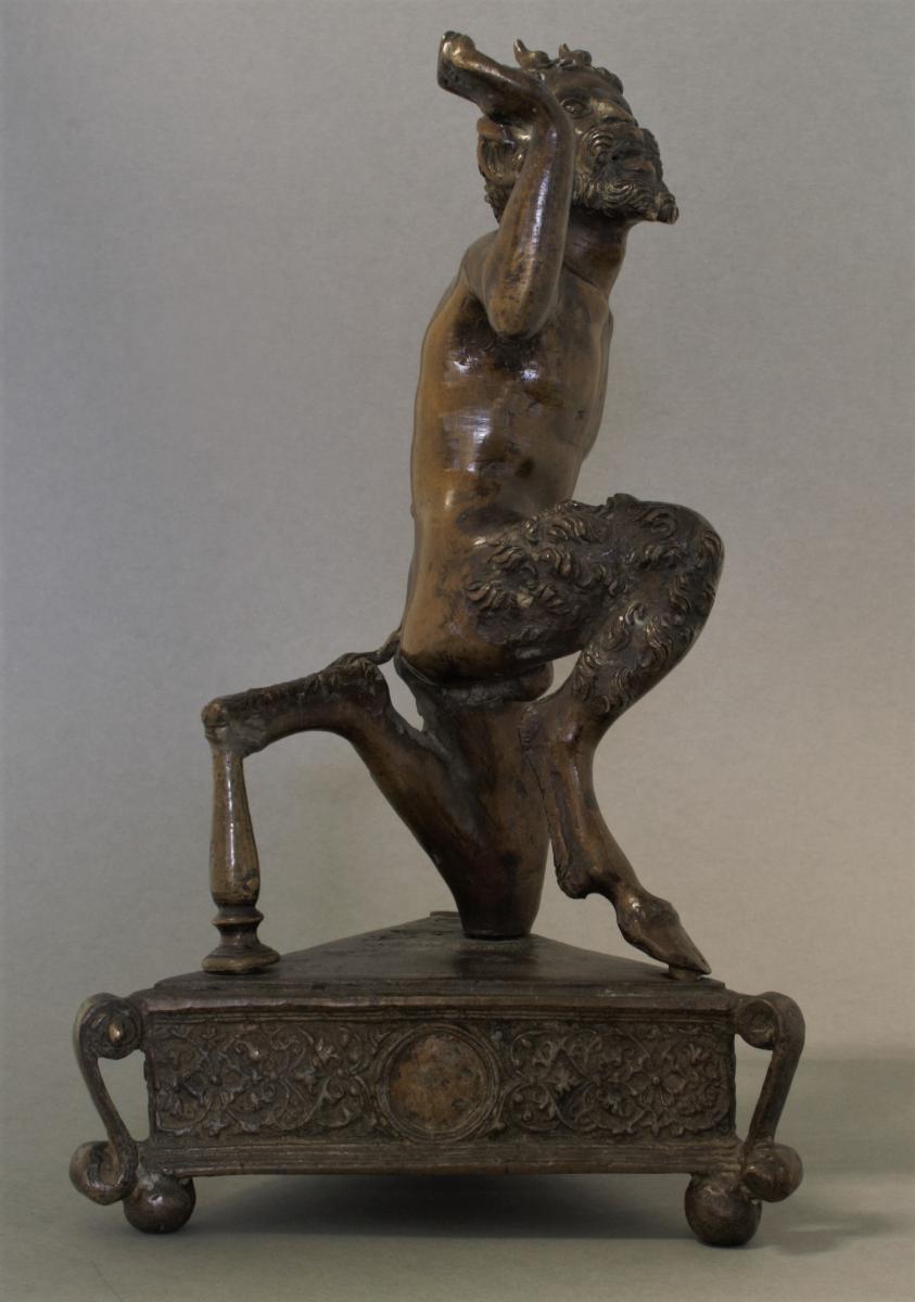 Kniender Satyr als Trägrfigur eines Leuchters oder Tintenbehältnisses