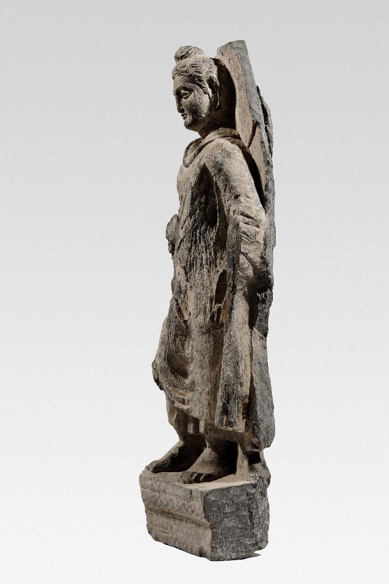 Stehender Buddha auf Sockel