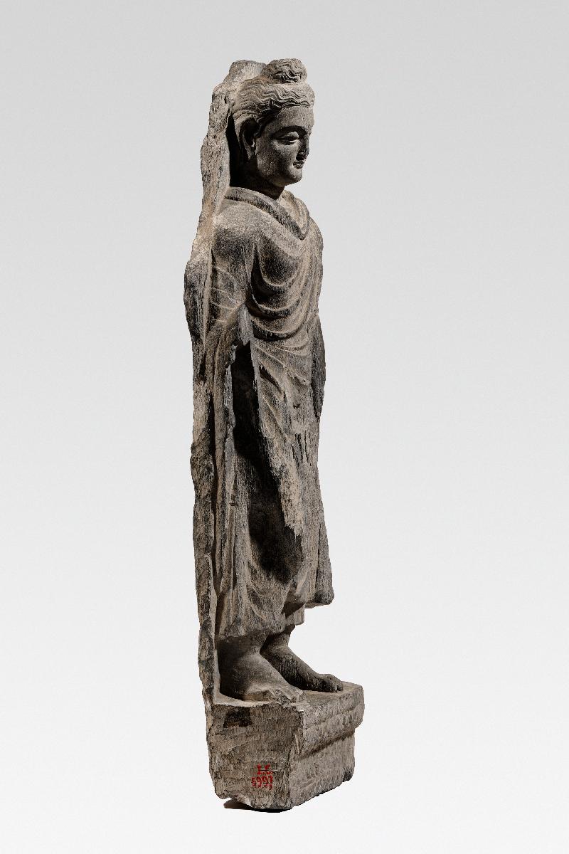 Stehender Buddha auf Sockel