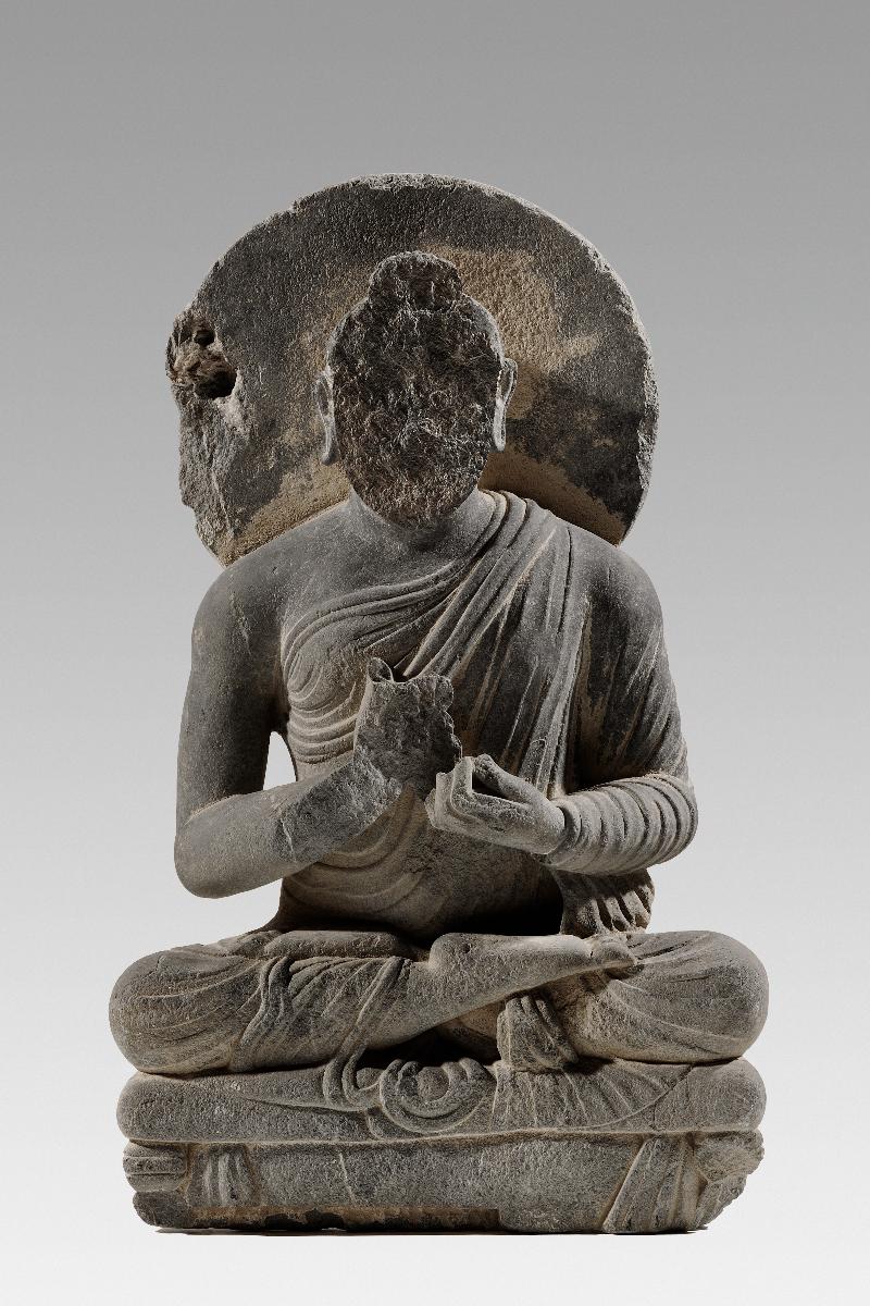 Sitzender Buddha in Lehrgeste (dharmachakra-mudra) auf Thron mit Vorhangmotiv (Fragment)