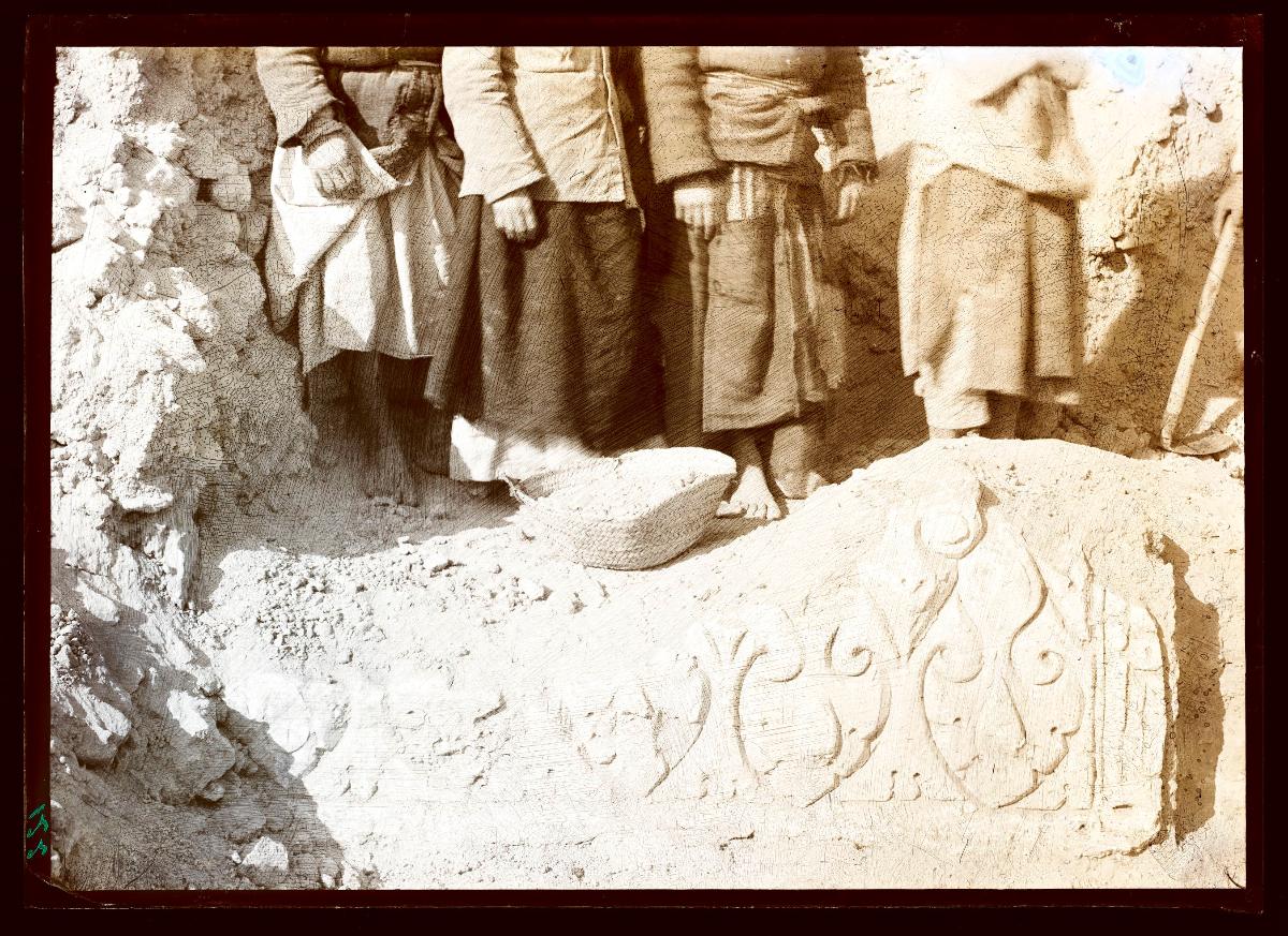 al-Dschausaq al-Chaqani, Thronsäle, Tür, Raum östlich der Moschee (Ornament Nr. 100)