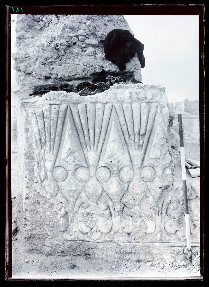 al-Dschausaq al-Chaqani, Thronsäle, Tür, Raum östlich der Moschee (Ornament Nr. 100)
