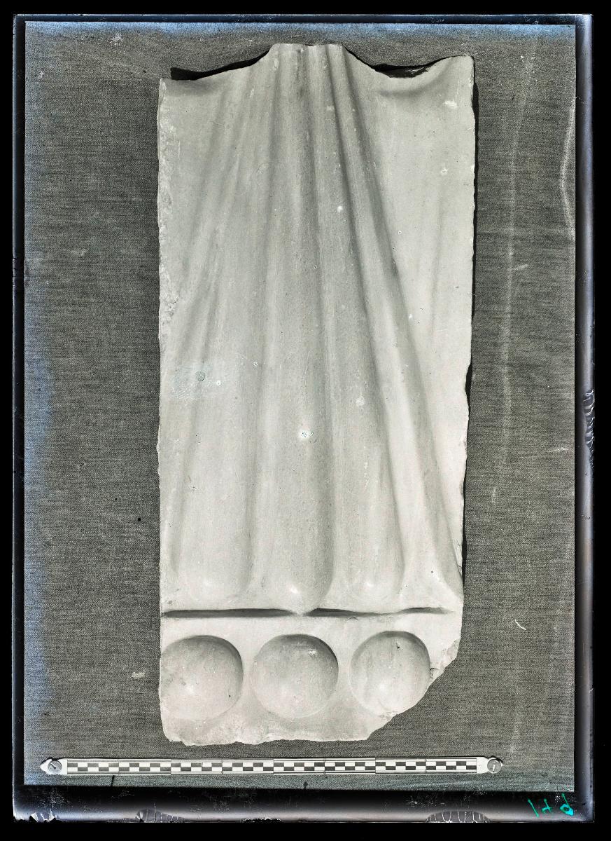 al-Dschausaq al-Chaqani, Harem, Marmorfragment