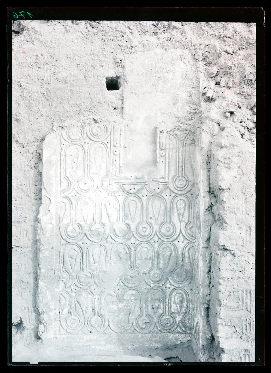 al-Dschausaq al-Chaqani, Rotundenbau, Vorraum am Großen Innenhof mit (Ornament Nr. 132)