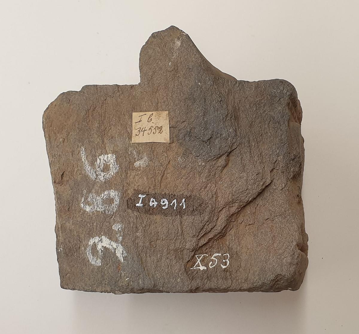 Fuß eines stehenden Buddha (Fragment). Sockelrelief: Verehrungsszene eines meditierenden Buddha