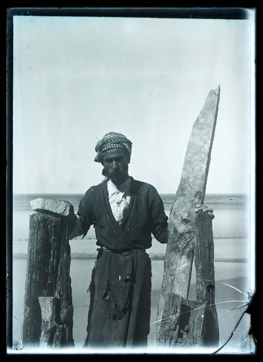 Balkuwara, Araber mit Holzfunden