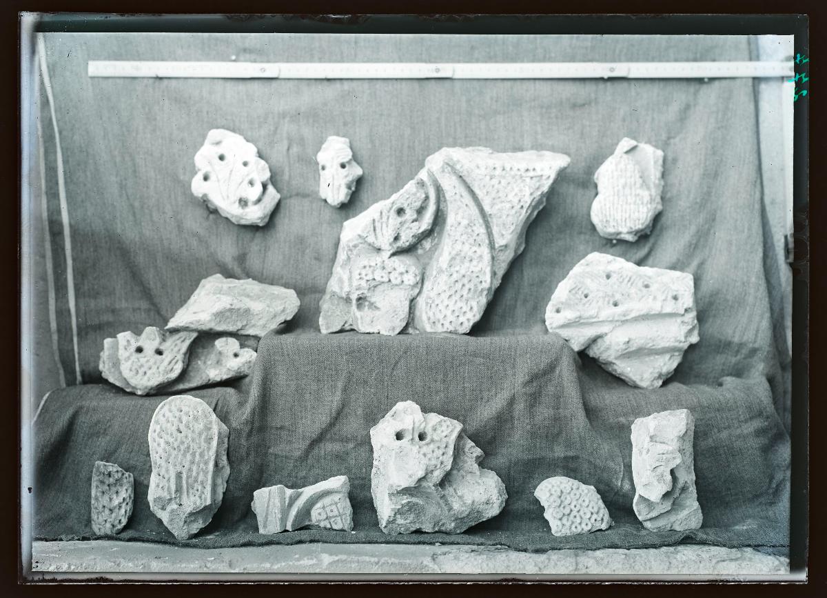 Stuckfragmente Haus III, Zimmer 23 (Ornament Nr. 264)