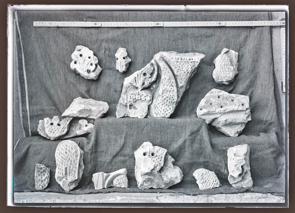 Stuckfragmente Haus III, Zimmer 23 (Ornament Nr. 264)