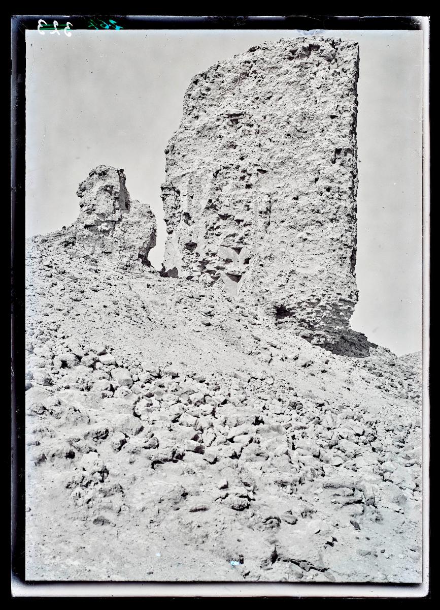 Qasr al-ʿAschiq, Turm in der Mitte der Ostseite