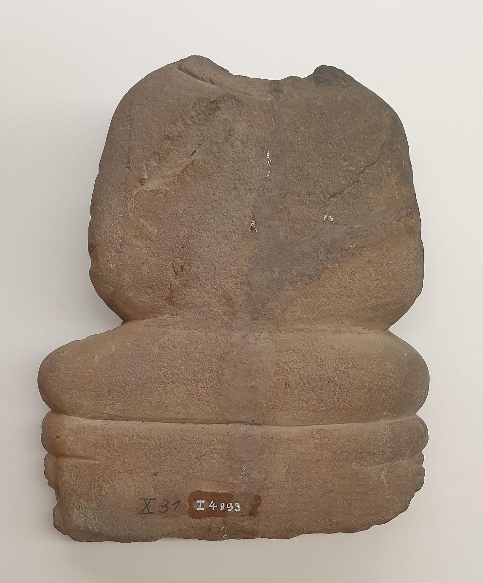 Torso eines meditierenden Buddha. Sockelrelief: Vorhangmotiv mit Mittelbordüre