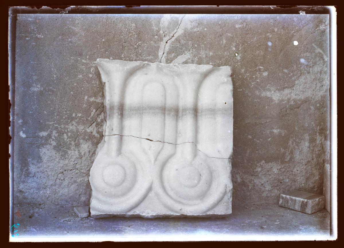 Marmor, Gips und Holz: Marmorfragmente (Ornament Nr. 27)