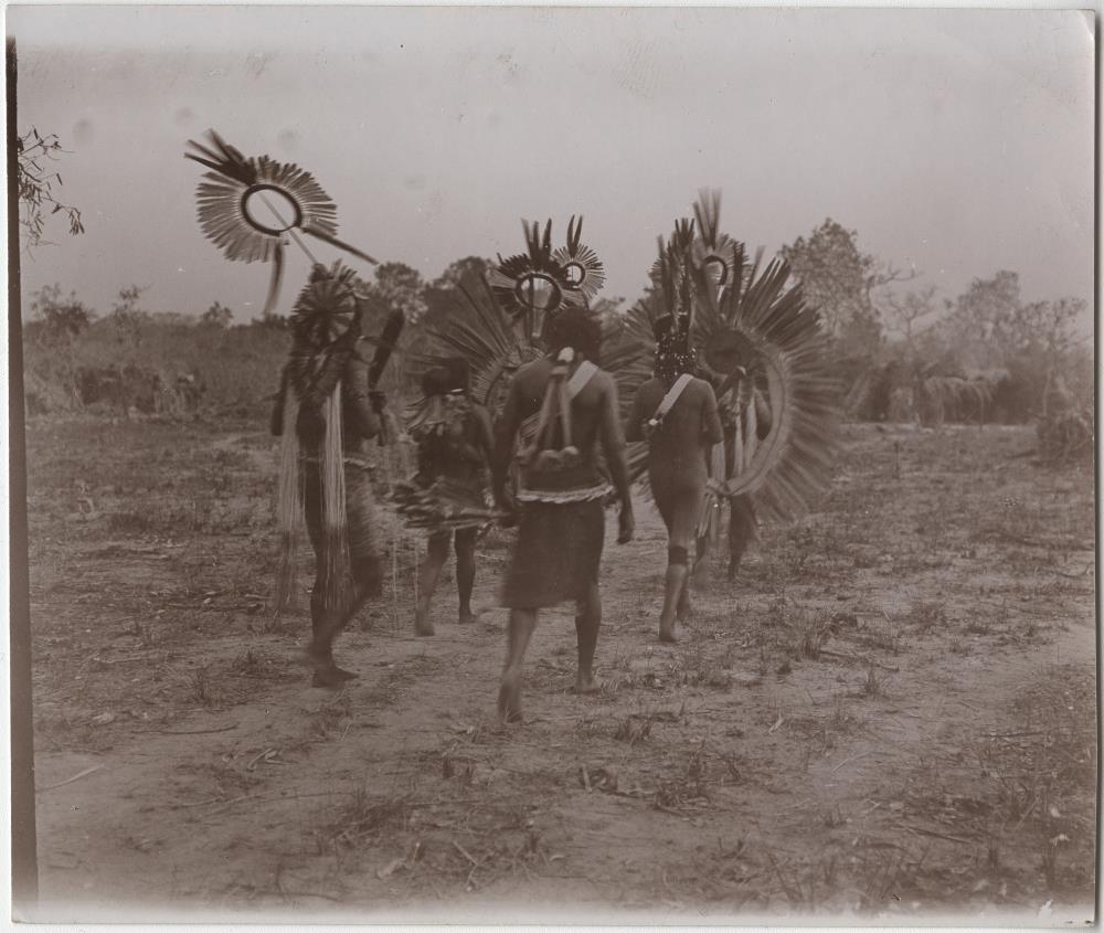 Kayapó-Tänzer in prunkvollem Tanzschmuck