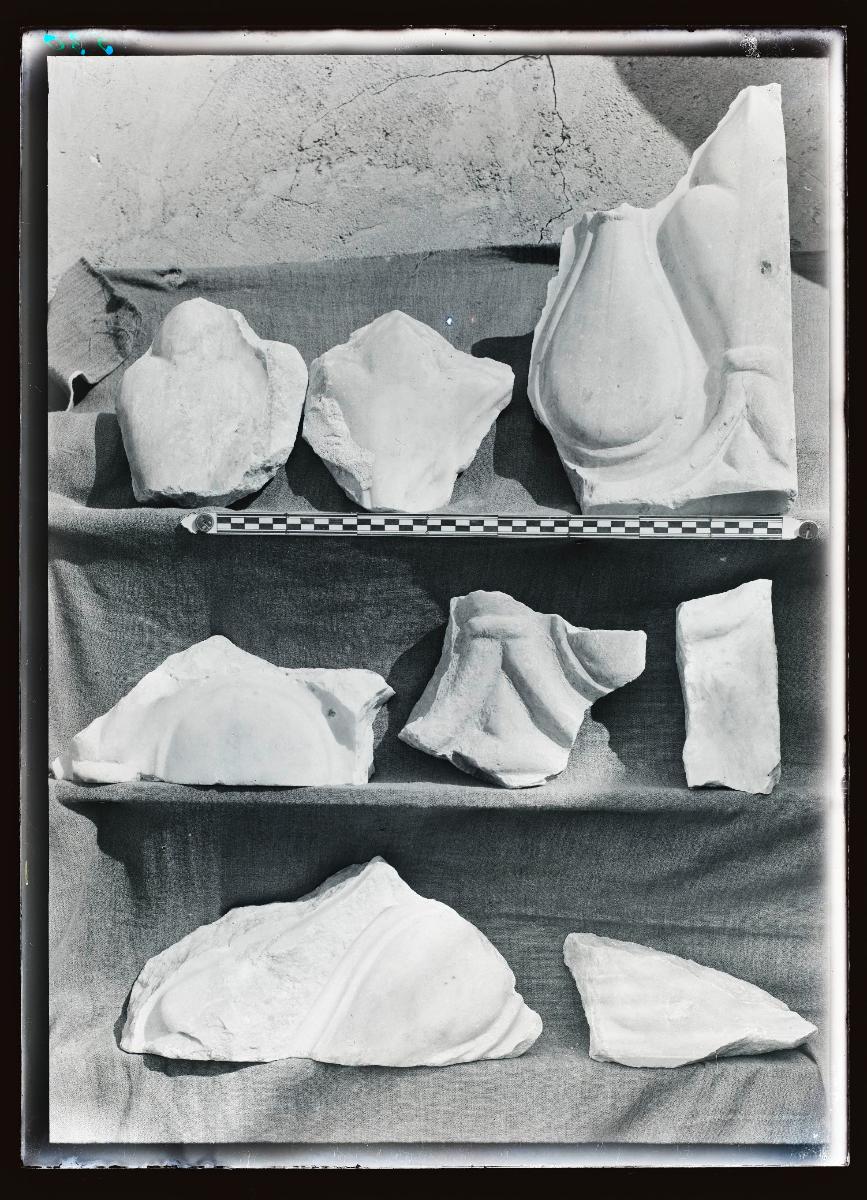 Marmor, Gips und Holz: Marmorfragmente (Ornament Nr. 135?)